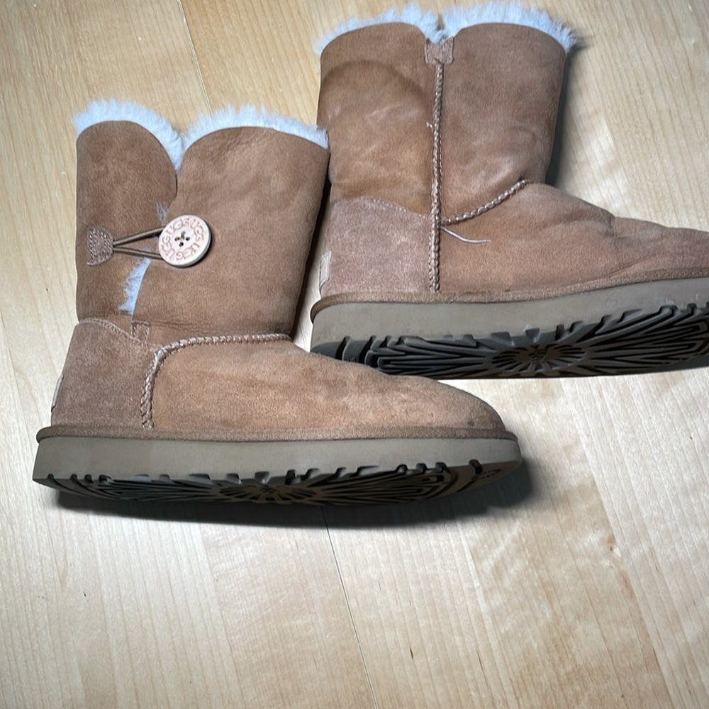 Ugg Bailey Button Ii Size 6 Euc - image 6